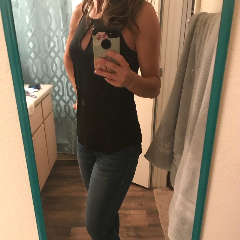 🔥🔥 (3/$20)
Fancyqube Size Small spaghetti Strap W/ Peekaboo Hole in Front - Picture 1 of 4